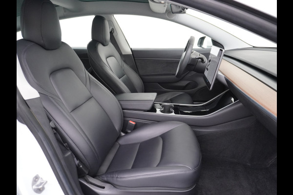 Tesla Model 3 RWD SR+ 60kWh 325PK Lmv 19" AutoPilot Leder PanoDak Adaptive-Cruise Lmv Camera's Elektr.-Stuur+Stoelen+Spiegels+Geheugen+Easy-En Navi LED Comfortstoelen ACC DAB Keyless en Voorverwarmen interieur via App One-Pedal-Drive Origineel Nederlandse auto 1e Eigenaar Garantie Accu/Motor tot 14-12-2027 max 160.000km 1.584kg licht!