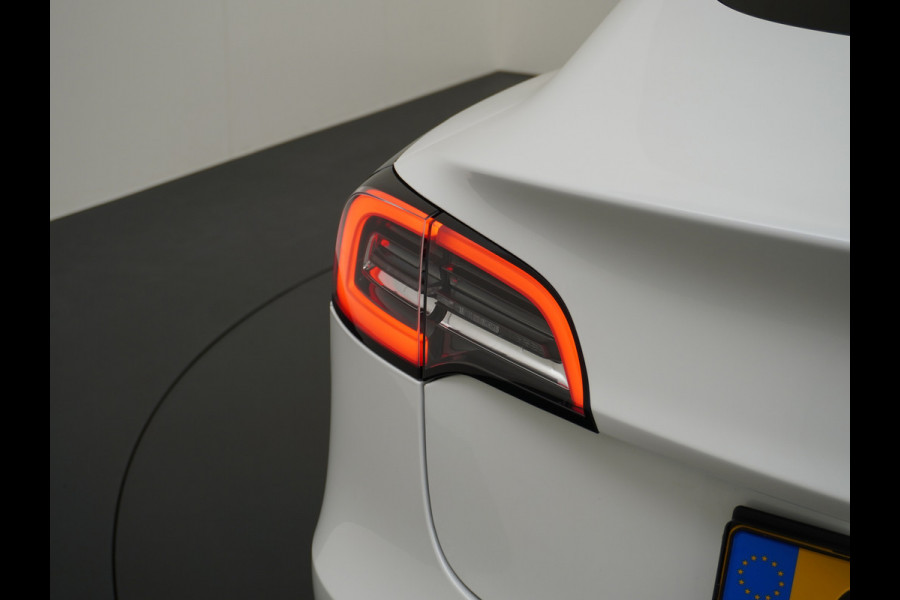 Tesla Model 3 RWD SR+ 60kWh 325PK Lmv 19" AutoPilot Leder PanoDak Adaptive-Cruise Lmv Camera's Elektr.-Stuur+Stoelen+Spiegels+Geheugen+Easy-En Navi LED Comfortstoelen ACC DAB Keyless en Voorverwarmen interieur via App One-Pedal-Drive Origineel Nederlandse auto 1e Eigenaar Garantie Accu/Motor tot 14-12-2027 max 160.000km 1.584kg licht!