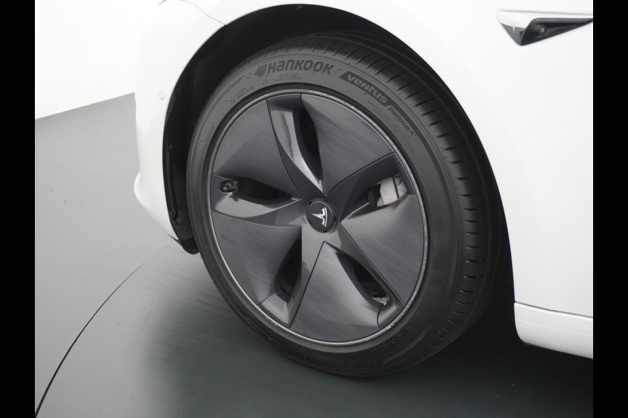 Tesla Model 3 RWD SR+ 60kWh 325PK Lmv 19" AutoPilot Leder PanoDak Adaptive-Cruise Lmv Camera's Elektr.-Stuur+Stoelen+Spiegels+Geheugen+Easy-En Navi LED Comfortstoelen ACC DAB Keyless en Voorverwarmen interieur via App One-Pedal-Drive Origineel Nederlandse auto 1e Eigenaar Garantie Accu/Motor tot 14-12-2027 max 160.000km 1.584kg licht!