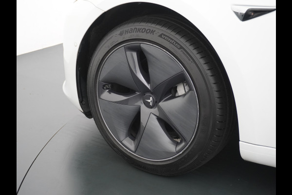 Tesla Model 3 RWD SR+ 60kWh 325PK Lmv 19" AutoPilot Leder PanoDak Adaptive-Cruise Lmv Camera's Elektr.-Stuur+Stoelen+Spiegels+Geheugen+Easy-En Navi LED Comfortstoelen ACC DAB Keyless en Voorverwarmen interieur via App One-Pedal-Drive Origineel Nederlandse auto 1e Eigenaar Garantie Accu/Motor tot 14-12-2027 max 160.000km 1.584kg licht!