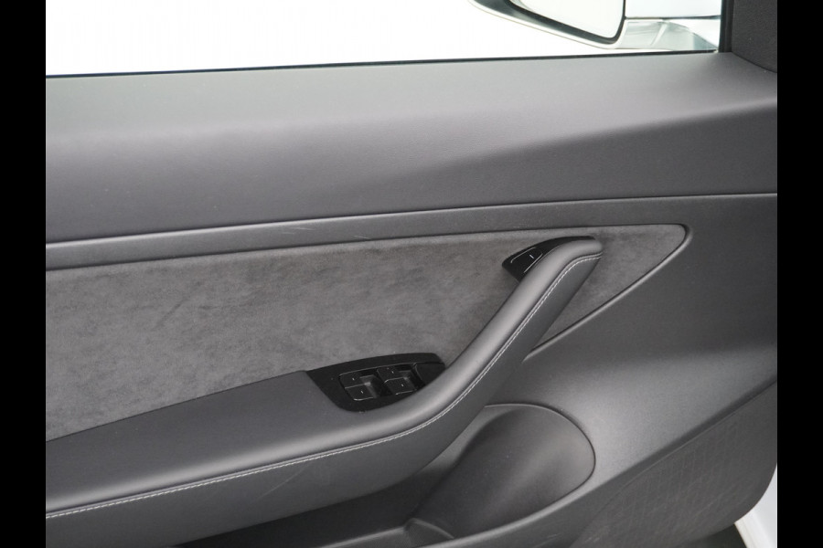 Tesla Model 3 RWD SR+ 60kWh 325PK Lmv 19" AutoPilot Leder PanoDak Adaptive-Cruise Lmv Camera's Elektr.-Stuur+Stoelen+Spiegels+Geheugen+Easy-En Navi LED Comfortstoelen ACC DAB Keyless en Voorverwarmen interieur via App One-Pedal-Drive Origineel Nederlandse auto 1e Eigenaar Garantie Accu/Motor tot 14-12-2027 max 160.000km 1.584kg licht!