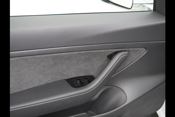 Tesla Model 3 RWD SR+ 60kWh 325PK Lmv 19" AutoPilot Leder PanoDak Adaptive-Cruise Lmv Camera's Elektr.-Stuur+Stoelen+Spiegels+Geheugen+Easy-En Navi LED Comfortstoelen ACC DAB Keyless en Voorverwarmen interieur via App One-Pedal-Drive Origineel Nederlandse auto 1e Eigenaar Garantie Accu/Motor tot 14-12-2027 max 160.000km 1.584kg licht!