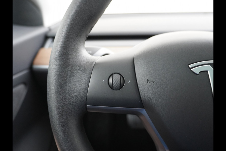 Tesla Model 3 RWD SR+ 60kWh 325PK Lmv 19" AutoPilot Leder PanoDak Adaptive-Cruise Lmv Camera's Elektr.-Stuur+Stoelen+Spiegels+Geheugen+Easy-En Navi LED Comfortstoelen ACC DAB Keyless en Voorverwarmen interieur via App One-Pedal-Drive Origineel Nederlandse auto 1e Eigenaar Garantie Accu/Motor tot 14-12-2027 max 160.000km 1.584kg licht!