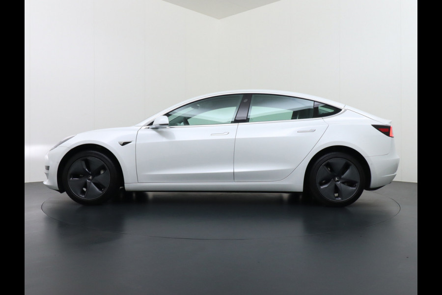 Tesla Model 3 RWD SR+ 60kWh 325PK Lmv 19" AutoPilot Leder PanoDak Adaptive-Cruise Lmv Camera's Elektr.-Stuur+Stoelen+Spiegels+Geheugen+Easy-En Navi LED Comfortstoelen ACC DAB Keyless en Voorverwarmen interieur via App One-Pedal-Drive Origineel Nederlandse auto 1e Eigenaar Garantie Accu/Motor tot 14-12-2027 max 160.000km 1.584kg licht!