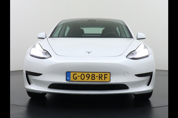 Tesla Model 3 RWD SR+ 60kWh 325PK Lmv 19" AutoPilot Leder PanoDak Adaptive-Cruise Lmv Camera's Elektr.-Stuur+Stoelen+Spiegels+Geheugen+Easy-En Navi LED Comfortstoelen ACC DAB Keyless en Voorverwarmen interieur via App One-Pedal-Drive Origineel Nederlandse auto 1e Eigenaar Garantie Accu/Motor tot 14-12-2027 max 160.000km 1.584kg licht!
