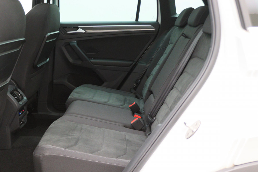 Volkswagen Tiguan 1.5 TSI DSG Highline Business R Panoramadak, Virtual Cockpit, ACC, Apple Carplay, LED, Trekhaak