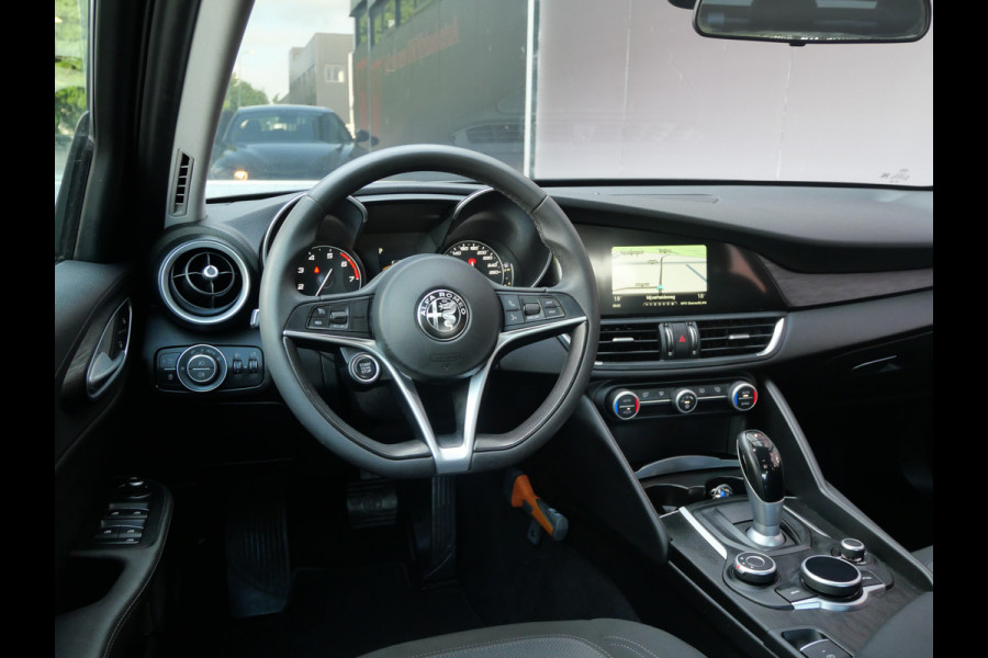Alfa Romeo Giulia 2.0T SUPER | AUTOMAAT | NAVIGATIE | KEYLESS | DAB | 19 INCH | NL-AUTO!!