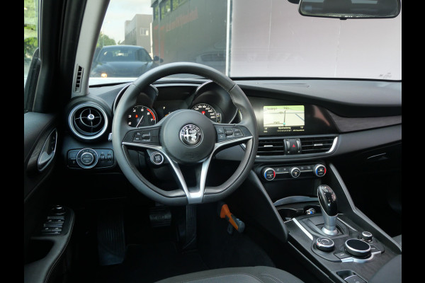 Alfa Romeo Giulia 2.0T SUPER | AUTOMAAT | NAVIGATIE | KEYLESS | DAB | 19 INCH | NL-AUTO!!
