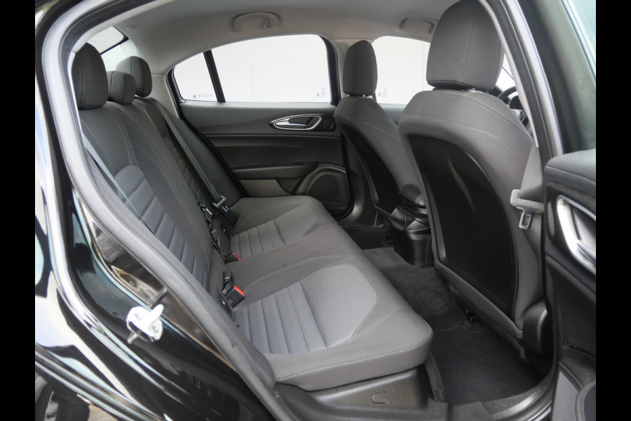 Alfa Romeo Giulia 2.0T SUPER | AUTOMAAT | NAVIGATIE | KEYLESS | DAB | 19 INCH | NL-AUTO!!