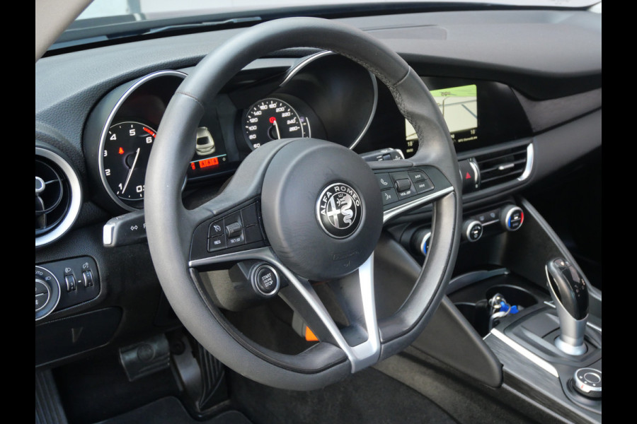 Alfa Romeo Giulia 2.0T SUPER | AUTOMAAT | NAVIGATIE | KEYLESS | DAB | 19 INCH | NL-AUTO!!