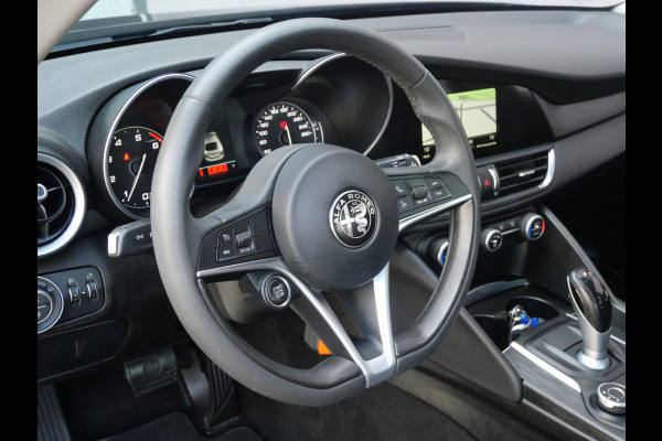 Alfa Romeo Giulia 2.0T SUPER | AUTOMAAT | NAVIGATIE | KEYLESS | DAB | 19 INCH | NL-AUTO!!