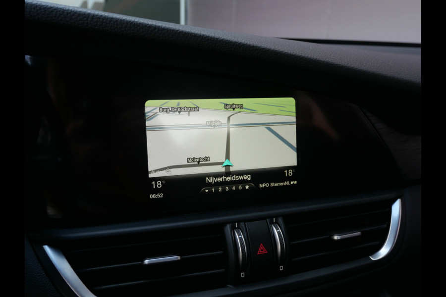 Alfa Romeo Giulia 2.0T SUPER | AUTOMAAT | NAVIGATIE | KEYLESS | DAB | 19 INCH | NL-AUTO!!