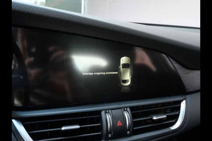 Alfa Romeo Giulia 2.0T SUPER | AUTOMAAT | NAVIGATIE | KEYLESS | DAB | 19 INCH | NL-AUTO!!