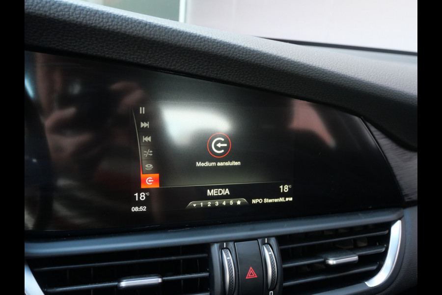 Alfa Romeo Giulia 2.0T SUPER | AUTOMAAT | NAVIGATIE | KEYLESS | DAB | 19 INCH | NL-AUTO!!