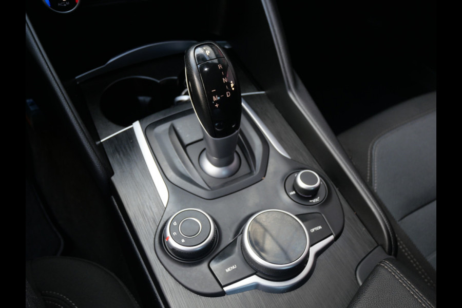 Alfa Romeo Giulia 2.0T SUPER | AUTOMAAT | NAVIGATIE | KEYLESS | DAB | 19 INCH | NL-AUTO!!
