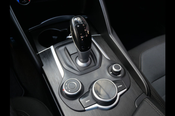 Alfa Romeo Giulia 2.0T SUPER | AUTOMAAT | NAVIGATIE | KEYLESS | DAB | 19 INCH | NL-AUTO!!