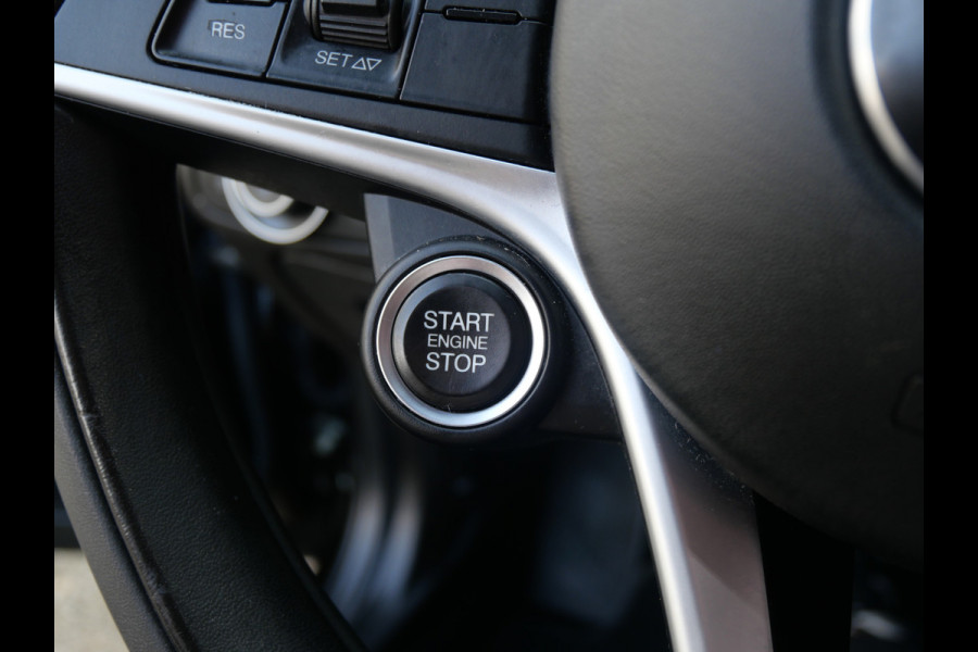 Alfa Romeo Giulia 2.0T SUPER | AUTOMAAT | NAVIGATIE | KEYLESS | DAB | 19 INCH | NL-AUTO!!