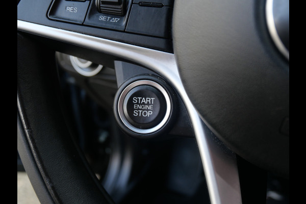 Alfa Romeo Giulia 2.0T SUPER | AUTOMAAT | NAVIGATIE | KEYLESS | DAB | 19 INCH | NL-AUTO!!