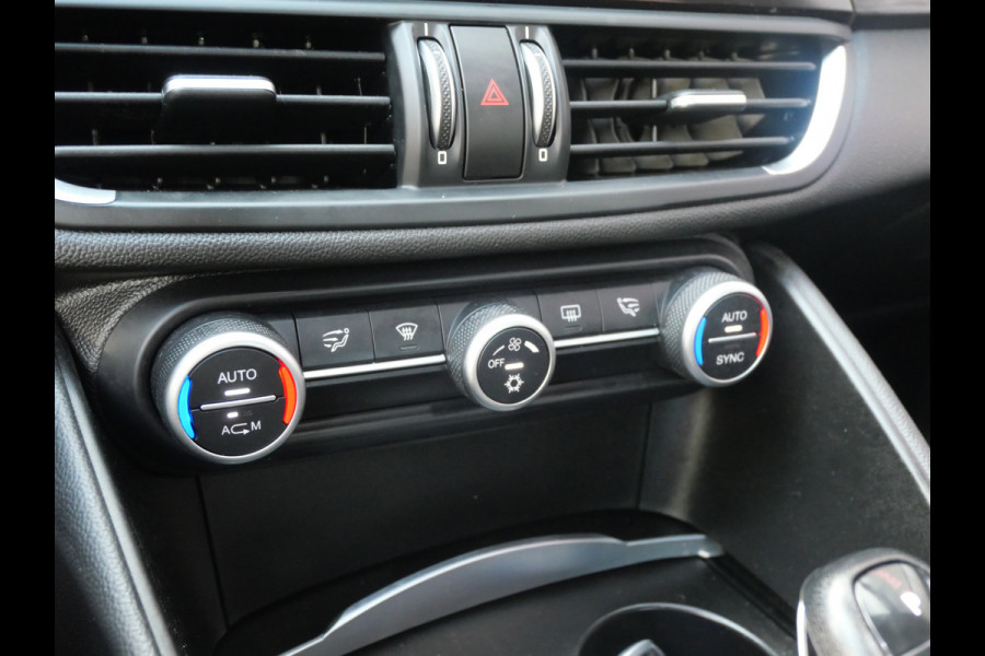 Alfa Romeo Giulia 2.0T SUPER | AUTOMAAT | NAVIGATIE | KEYLESS | DAB | 19 INCH | NL-AUTO!!