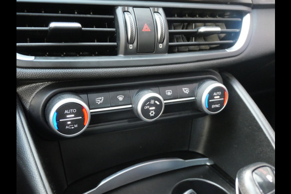 Alfa Romeo Giulia 2.0T SUPER | AUTOMAAT | NAVIGATIE | KEYLESS | DAB | 19 INCH | NL-AUTO!!