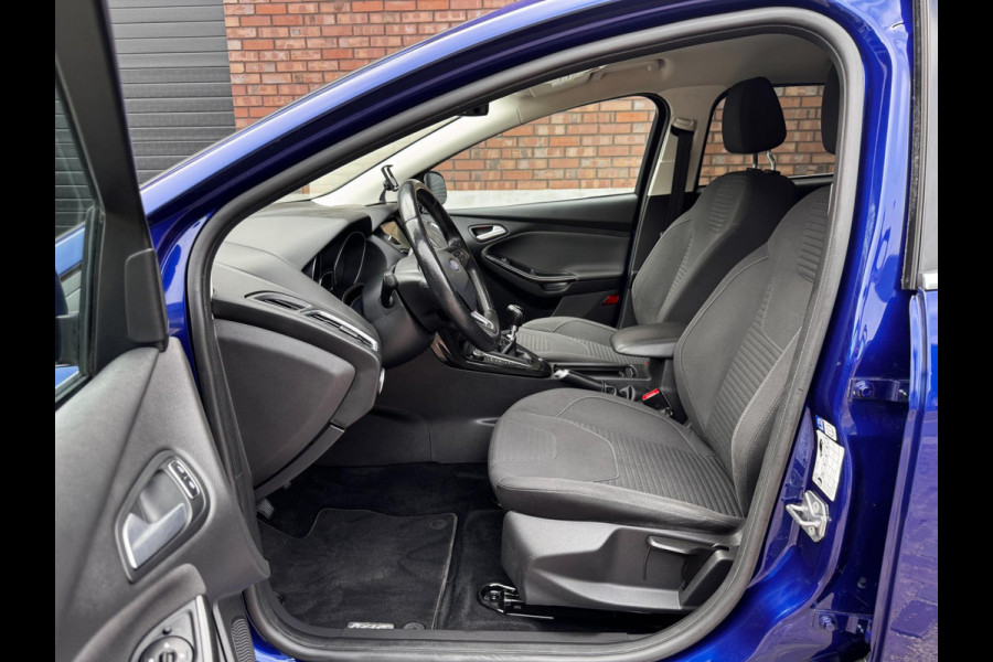 Ford FOCUS Wagon 1.0 Titanium / 125 PK / Trekhaak / Navigatie / Climate Control / Stoel + Stuurverwarming / Park Pilot