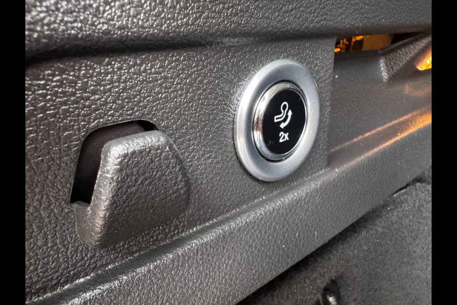 Ford FOCUS Wagon 1.0 Titanium / 125 PK / Trekhaak / Navigatie / Climate Control / Stoel + Stuurverwarming / Park Pilot
