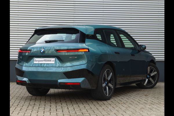 BMW iX xDrive40 - Sportpakket - Pano - Harman Kardon - Stoelventilatie - Driving Ass Prof