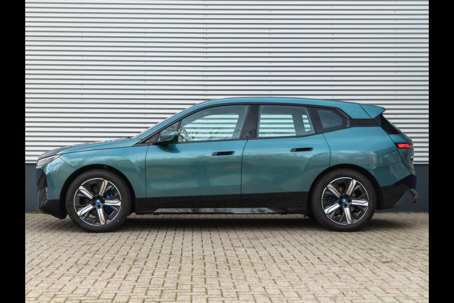 BMW iX xDrive40 - Sportpakket - Pano - Harman Kardon - Stoelventilatie - Driving Ass Prof