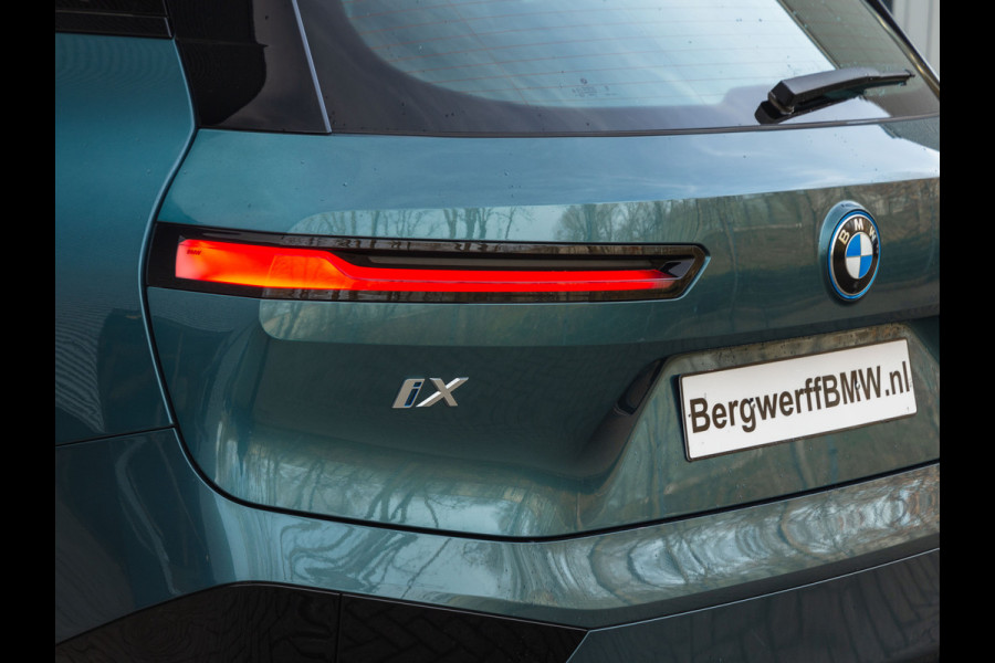 BMW iX xDrive40 - Sportpakket - Pano - Harman Kardon - Stoelventilatie - Driving Ass Prof