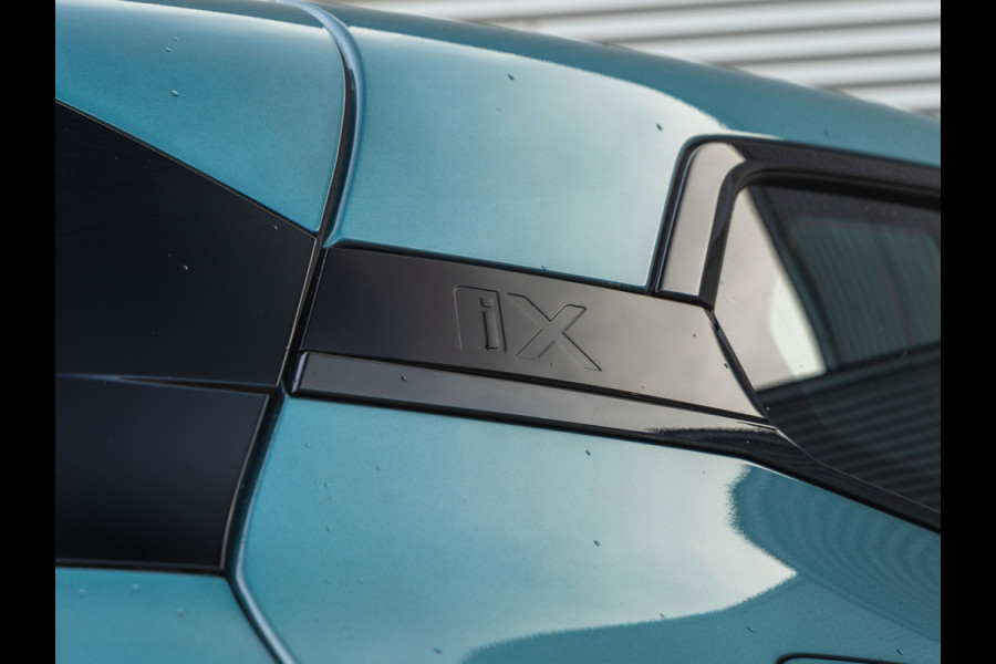 BMW iX xDrive40 - Sportpakket - Pano - Harman Kardon - Stoelventilatie - Driving Ass Prof