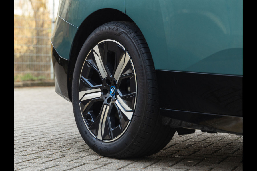 BMW iX xDrive40 - Sportpakket - Pano - Harman Kardon - Stoelventilatie - Driving Ass Prof