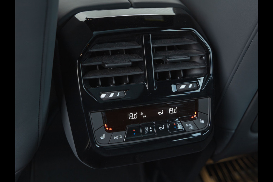 BMW iX xDrive40 - Sportpakket - Pano - Harman Kardon - Stoelventilatie - Driving Ass Prof