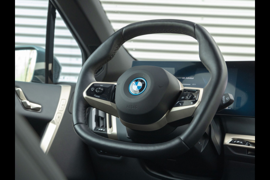 BMW iX xDrive40 - Sportpakket - Pano - Harman Kardon - Stoelventilatie - Driving Ass Prof