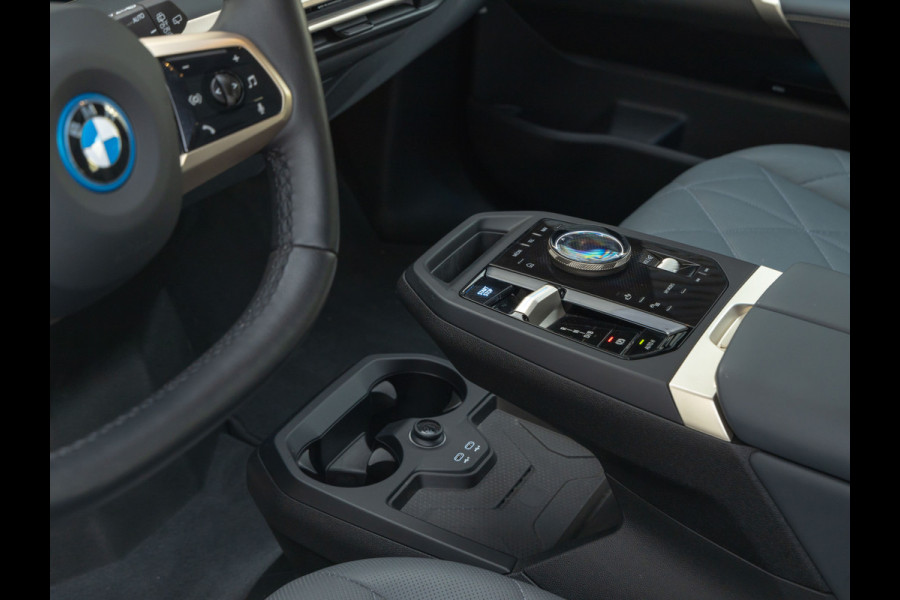 BMW iX xDrive40 - Sportpakket - Pano - Harman Kardon - Stoelventilatie - Driving Ass Prof