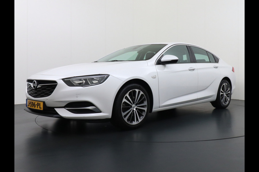 Opel Insignia Grand Sport T165PK Leer Camera Navi Apple Carplay Android PDC-a+v Trekhaak LED-v+a Ecc Cruise Control AGR-Comfort Stoelen Verwar Regen-Lichtsensor Sensor dodehoek Verkeersbordlezer Rijstrooksensor 1e Eigenaar
