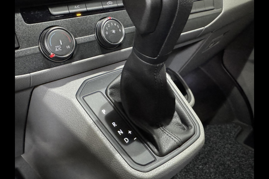 Volkswagen Transporter 150pk Automaat L2H1 28 Highline Navigatie Apple Carplay Cruise control Airco 3-Zits Euro6