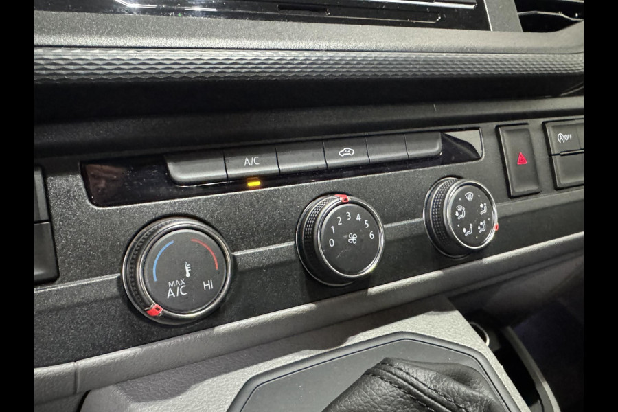Volkswagen Transporter 150pk Automaat L2H1 28 Highline Navigatie Apple Carplay Cruise control Airco 3-Zits Euro6
