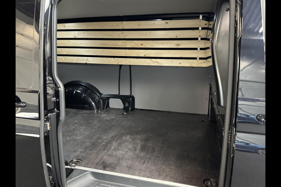 Volkswagen Transporter 150pk Automaat L2H1 28 Highline Navigatie Apple Carplay Cruise control Airco 3-Zits Euro6