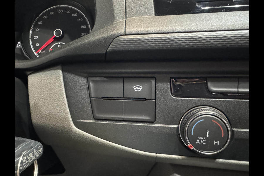 Volkswagen Transporter 150pk Automaat L2H1 28 Highline Navigatie Apple Carplay Cruise control Airco 3-Zits Euro6