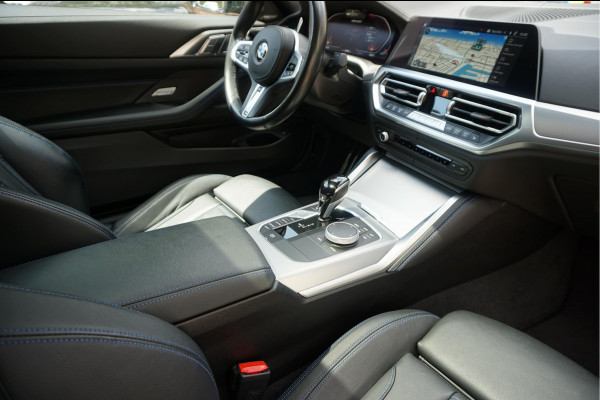 BMW 4 Serie Coupé 440i xDrive High Executive | M-SPORT | SAN REMO GRUN | Panoramadak | Harman Kardon | Head Up Display | Adaptieve demping | APPLE CarPlay | 360 graden Camera