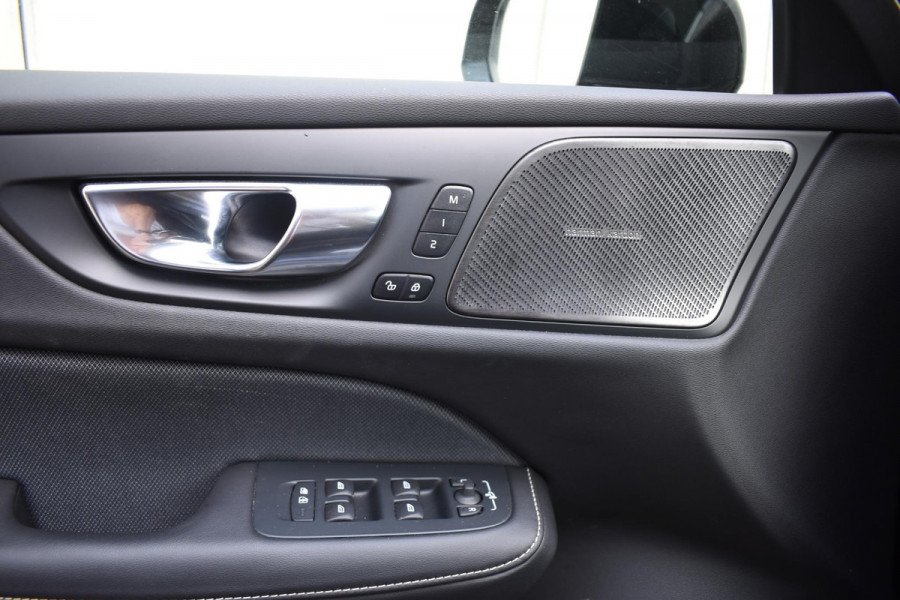 Volvo V60 T6 350PK Automaat AWD Plus Dark / Navigatie / 360 Camera / Panorama Dak / Adaptieve Cruise Control / Harman Kardon / Elektrische Stoelen / LM Velgen / Trekhaak /