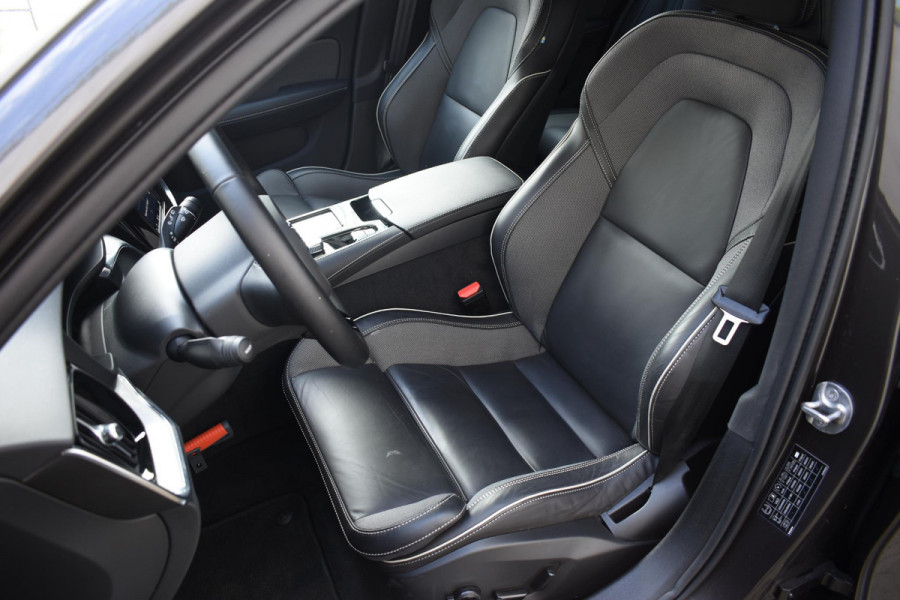 Volvo V60 T6 350PK Automaat AWD Plus Dark / Navigatie / 360 Camera / Panorama Dak / Adaptieve Cruise Control / Harman Kardon / Elektrische Stoelen / LM Velgen / Trekhaak /