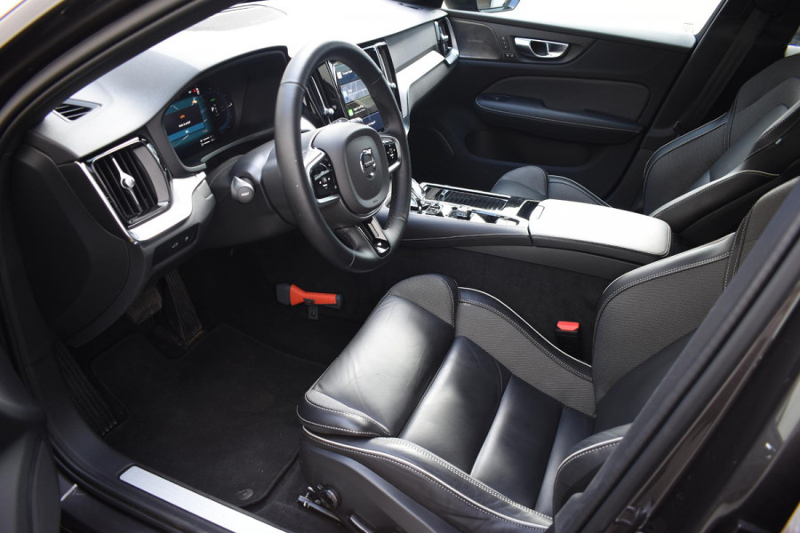 Volvo V60 T6 350PK Automaat AWD Plus Dark / Navigatie / 360 Camera / Panorama Dak / Adaptieve Cruise Control / Harman Kardon / Elektrische Stoelen / LM Velgen / Trekhaak /