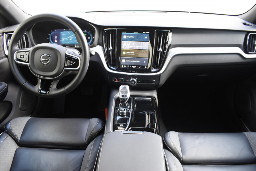 Volvo V60 T6 350PK Automaat AWD Plus Dark / Navigatie / 360 Camera / Panorama Dak / Adaptieve Cruise Control / Harman Kardon / Elektrische Stoelen / LM Velgen / Trekhaak /