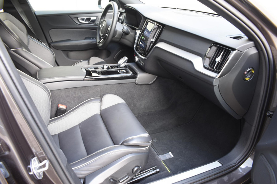 Volvo V60 T6 350PK Automaat AWD Plus Dark / Navigatie / 360 Camera / Panorama Dak / Adaptieve Cruise Control / Harman Kardon / Elektrische Stoelen / LM Velgen / Trekhaak /