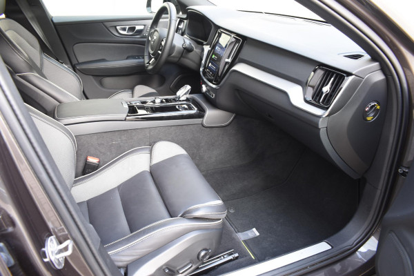 Volvo V60 T6 350PK Automaat AWD Plus Dark / Navigatie / 360 Camera / Panorama Dak / Adaptieve Cruise Control / Harman Kardon / Elektrische Stoelen / LM Velgen / Trekhaak /