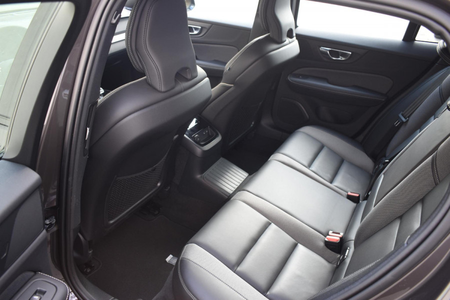 Volvo V60 T6 350PK Automaat AWD Plus Dark / Navigatie / 360 Camera / Panorama Dak / Adaptieve Cruise Control / Harman Kardon / Elektrische Stoelen / LM Velgen / Trekhaak /