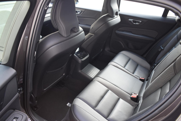Volvo V60 T6 350PK Automaat AWD Plus Dark / Navigatie / 360 Camera / Panorama Dak / Adaptieve Cruise Control / Harman Kardon / Elektrische Stoelen / LM Velgen / Trekhaak /