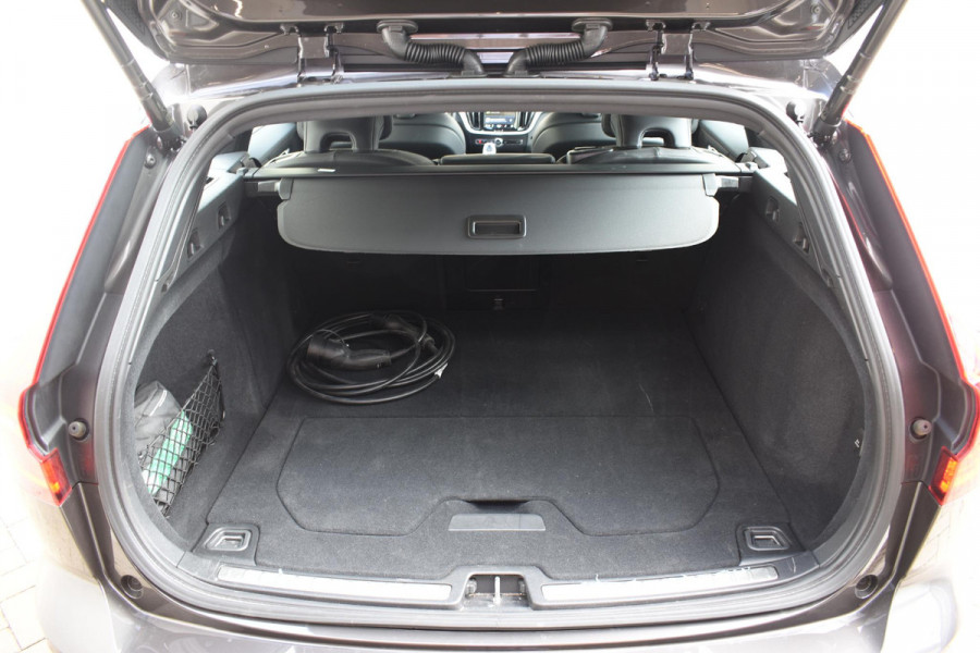 Volvo V60 T6 350PK Automaat AWD Plus Dark / Navigatie / 360 Camera / Panorama Dak / Adaptieve Cruise Control / Harman Kardon / Elektrische Stoelen / LM Velgen / Trekhaak /