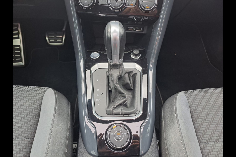 Volkswagen T-Roc 2.0 TSI 190PK 4Motion Sport | R-line | Pano | Navi | App-connect | Trekhaak | Stoelverwarming | Virtual | Camera | Vol |